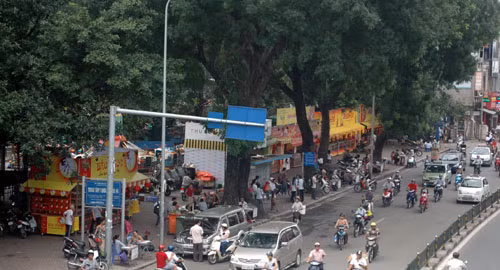 Nhan nhản quầy bánh trung thu trên vỉa hè cạnh ngã ba phố Tây Sơn - Đặng Tiến Đông, quận Đống Đa.