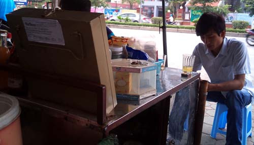 Tủ bán lẻ thuốc lá bên vỉa hè đường Nguyên Phong Sắc, quận Cầu Giấy, luôn dán số điện thoại của nhà cung cấp.