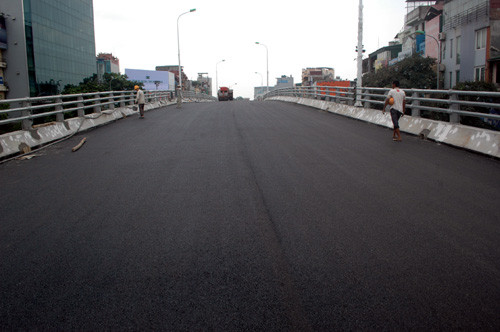 Cây cầu vượt tại nút giao thông Đại Cồ Việt – Trần Khát Chân được xây dựng với quy mô 2 làn xe ô tô và 2 làn xe hỗn hợp, xe buýt được phép lưu thông.