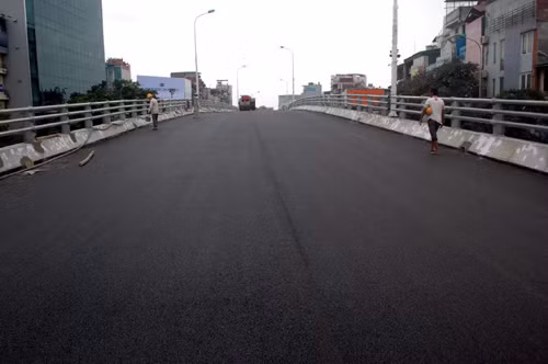 Cây cầu vượt tại nút giao thông Đại Cồ Việt – Trần Khát Chân được xây dựng với quy mô 2 làn xe ô tô và 2 làn xe hỗn hợp, xe buýt được phép lưu thông.