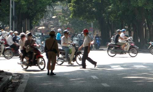 Chiến sĩ CSGT quan sát người vi phạm ở chốt đường Phan Đình Phùng .