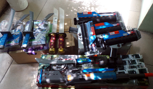 Các loại súng, kiếm đồ chơi của trẻ em bị thu giữ.