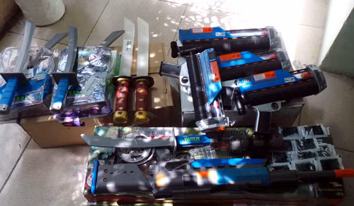 Các loại súng, kiếm đồ chơi của trẻ em bị thu giữ.