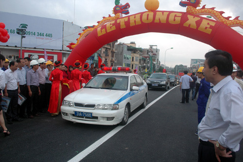 Xe CSGT dẫn đầu trong ngày thông xe cầu vượt mềm mại nhất Thủ đô.