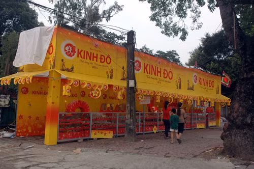 Quầy bánh cạnh ngã tư Kim Mã - Cầu Giấy, quận Ba Đình.