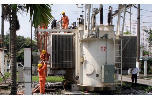 Các công nhân điện lực khẩn trương khắc phục sự cố nổ trạm biến áp.