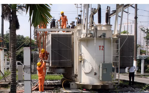 Các công nhân điện lực khẩn trương khắc phục sự cố nổ trạm biến áp.