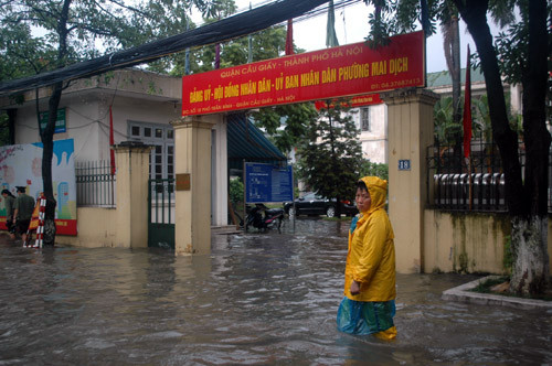 Phía ngoài UBND phương Mai Dịch, Cầu Giấy, Hà Nội ngập sâu trong nước.