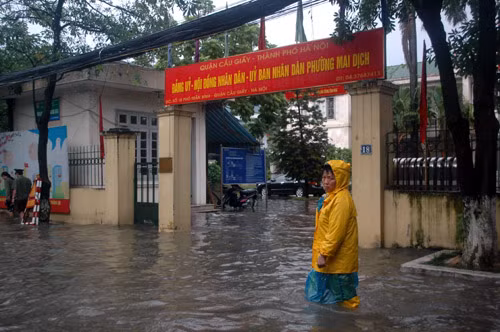 Phía ngoài UBND phương Mai Dịch, Cầu Giấy, Hà Nội ngập sâu trong nước.