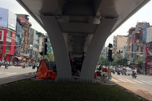 Công trình bắt qua ngã tư rất bề thế và mềm mại.