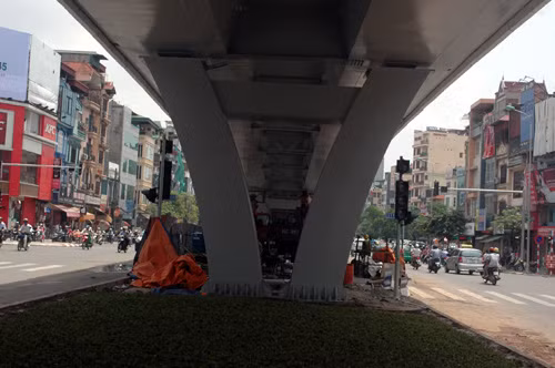 Công trình bắt qua ngã tư rất bề thế và mềm mại.