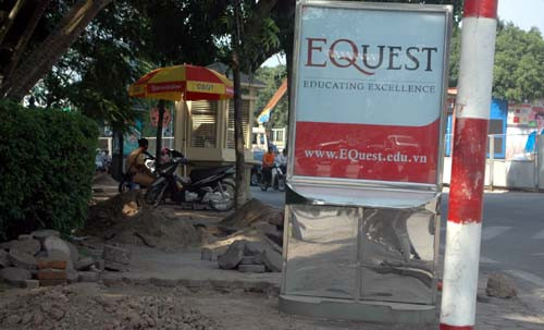 Trời nắng, vắng người ra đường, chiến sĩ CSGT ở ngã tư Nguyễn Chí Thanh - Kim Mã ngồi quan sát.