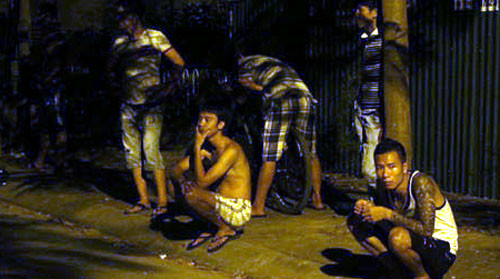 Một số đối tượng xăm trổ tụ quanh các cô gái, gây sức ép cho tổ công tác.