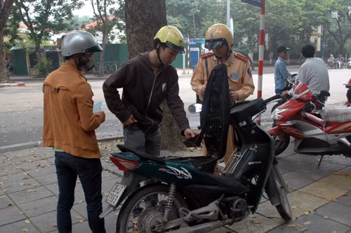 Cục CSGT đường bộ-đường sắt đã hủy quy định "quay phim CSGT làm nhiệm vụ phải xin phép" sau khi Cục KTVB "tuýt còi".