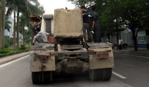 Đáng lý phải giữ nguyên hiện trường, nhưng đơn vị thi công lại mang xe đến chở thanh dầm đi để "giải tỏa giao thông'.