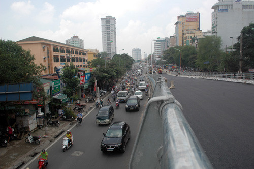 Một phần của cây cầu đã hoàn thành chờ thông xe.