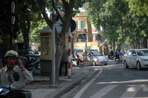 Người vi phạm bị CSGT xử lý ở chốt ngã tư Hoàng Diệu - Điện Biên Phủ.