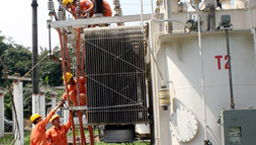 Các công nhân đang khẩn trương khắc phục trạm 110kV Nghĩa Đô .