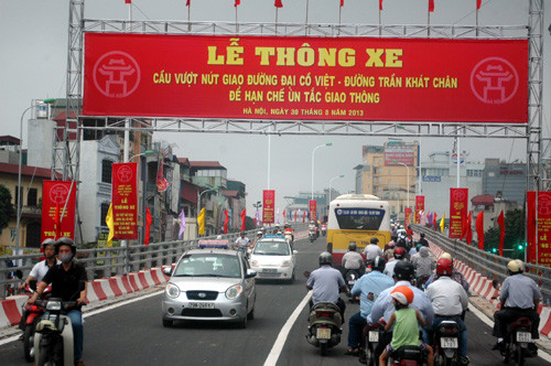Các phương tiện lưu thông trên cây cầu.