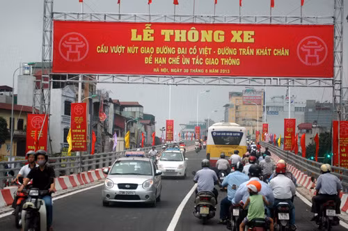 Các phương tiện lưu thông trên cây cầu.