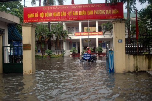 Bên trong UBND phường Mai Dịch ngập không kém.