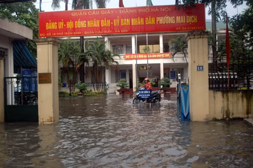 Bên trong UBND phường Mai Dịch ngập không kém.