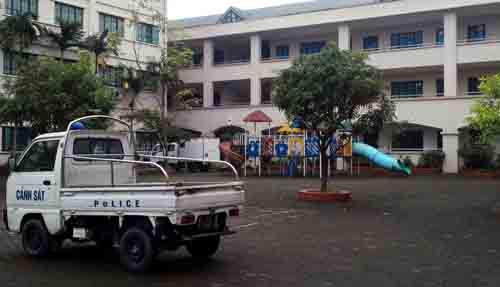 Cơ quan công an tiến hành khám xét nơi làm việc của bà Hiệu phó.