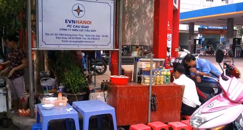 Thuốc lá trưng bày trong tủ kính nhỏ ở đường Xuân Thủy, Cầu Giấy.