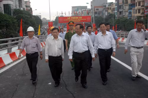 Các vị lãnh đạo của Trung ương và TP. Hà Nội đi bộ thăm cây cầu.