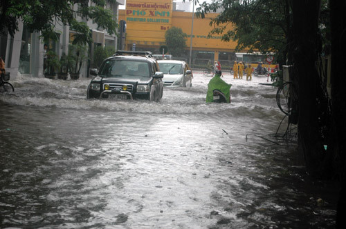 ... mỗi khi xe ô tô bơi qua phố Trần Bình.