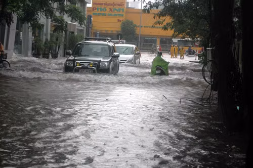 ... mỗi khi xe ô tô bơi qua phố Trần Bình.