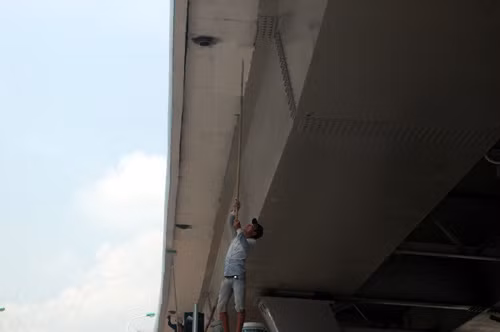 Các công nhân đang khẩn trương hoàn thành công việc của mình.