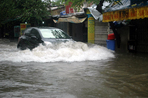 Xe hạng sang vượt nước trên phố như tàu thủy.
