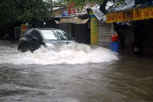 Xe hạng sang vượt nước trên phố như tàu thủy.