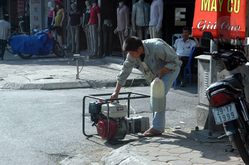 Liên tục phải bơm xăng cho máy phát điện.