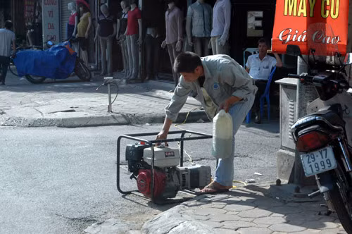 Liên tục phải bơm xăng cho máy phát điện.