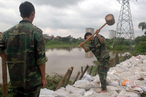 Các chiến sĩ bộ đội tích cực gia cố kè đê sông cầu Ngà...