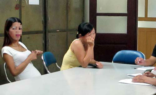 Các cô gái bán dâm tại cơ quan công an.