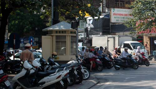 Ngã tư Cát Linh - Tôn Đức Thắng cũng luôn có CSGT túc trực .