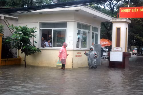 Ngồi trong vọng gác nhìn ra ngoài...