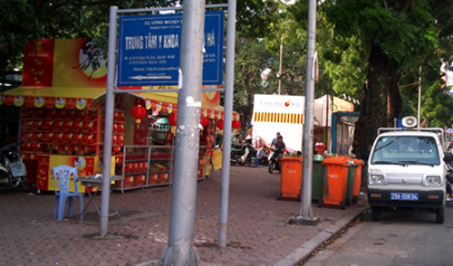 Xe cảnh sát phường đứng trước địa điểm bán bánh trung thu ở phố Tây Sơn, quận Đống Đa, Hà Nội.