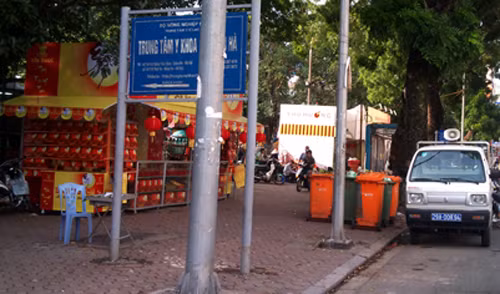 Xe cảnh sát phường đứng trước địa điểm bán bánh trung thu ở phố Tây Sơn, quận Đống Đa, Hà Nội.