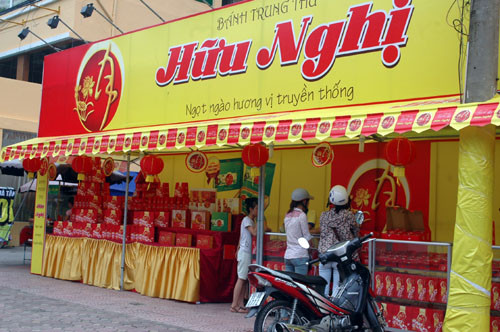 Xe máy của khách tiếp tục chắn vỉa hè của người đi bộ trên đường Cầu Giấy.