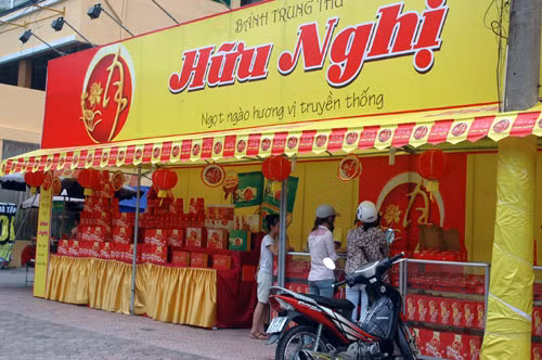 Xe máy của khách tiếp tục chắn vỉa hè của người đi bộ trên đường Cầu Giấy.