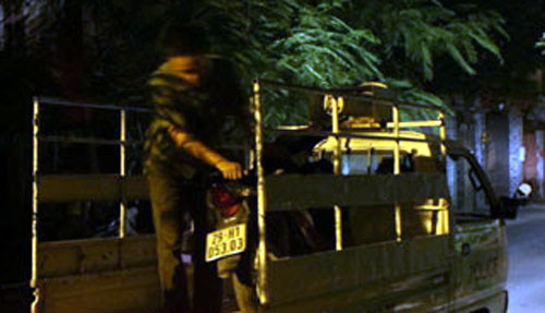 CSCĐ phối hợp với công an phường đưa xe máy về trụ sở công an phường để xử lý phương tiện vi phạm.