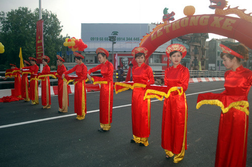 10 cô gái chuẩn bị cho lễ cắt băng thông cầu.