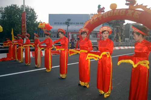 10 cô gái chuẩn bị cho lễ cắt băng thông cầu.