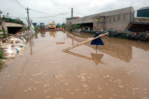 Cầu Ngà ngập sâu trong nước...