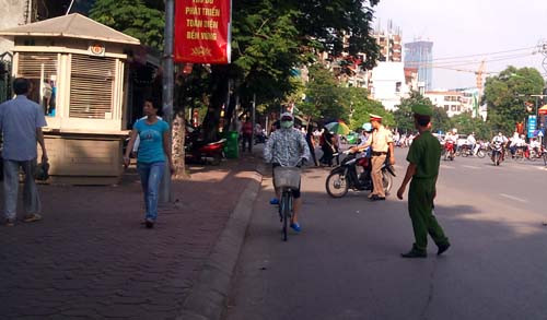 "Đưa xe vào lề đường, xuất trình giấy tờ" ở chốt giao thông Xuân Thủy - Trần Thái Tông.