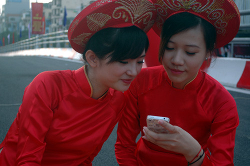 Chị cũng xinh mà em cũng xinh.